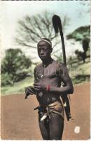 French Guinea, Bassari félmeztelen férfi, nyugat-afrikai folklór, Guinée Francaise. Bassari au sabre empanaché / French Guinea, Bassari people, half-nude man with saber, West African folklore