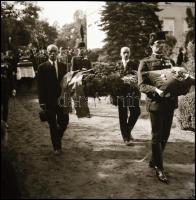 cca 1940-1945 Katonatiszt temetése, 3 db fotónegatív, 6×9 cm