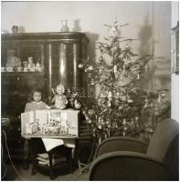 cca 1930 Babaszobával (házzal) játszó kislány, 3 db fotónegatív, 6×6 cm