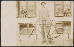 cca 1910 Versenybiciklis férfi, fotólap, foltos, felületén törésnyomokkal, 9×14 cm