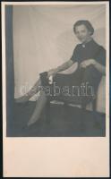 cca 1930-1940 Ülő hölgy műtermi portréja, fotólap, 13×8 cm
