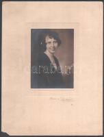 cca 1920-1930 Fiatal lány portréja, kartonra kasírozott fotó Kardos és Rosband műterméből, sérült karton, 15×11 cm