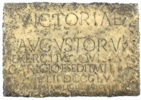 A Trencséni vár falában lévő római feliratos kő, viaszból készült másolata díszdobozban 21x15 cm / Roman inscription on rock at Trrencin castle in vax
