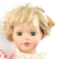 Porcelán baba m: 32 cm