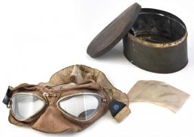 II. világháborús pilóta szemüveg dobozával, tartalék lencsével. Emblémával jelzett, szellőzőnyílással. Fém, bőr, gumi. Jó állapotban / World War II. pilots aviator goggles, glasses with original box and extra lens.
