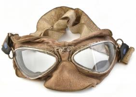 II. világháborús pilóta szemüveg dobozával, tartalék lencsével. Emblémával jelzett, szellőzőnyílássa...