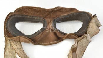 II. világháborús pilóta szemüveg dobozával, tartalék lencsével. Emblémával jelzett, szellőzőnyílássa...