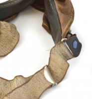 II. világháborús pilóta szemüveg dobozával, tartalék lencsével. Emblémával jelzett, szellőzőnyílássa...