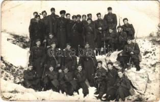 Szuronypuskás katonák csoportképe télen a hóbuckák között / Military, soldiers in winter with guns. photo (EB)