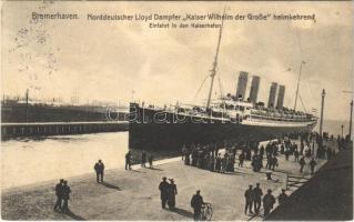 1914 Bremerhaven, Norddeutscher Lloyd Dampfer Kaiser Wilhelm der Grosse heimkehrend, Einfahrt in den Kaiserhafen / kivándorló hajó / emigration ship