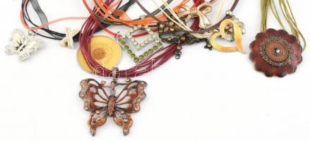 Nyakláncok medállal, kb 10 db