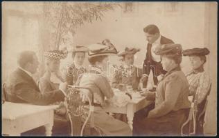 cca 1910 Hölgytársaság egy kávézóban, eredeti fotó, szép állapotban, 9×14 cm