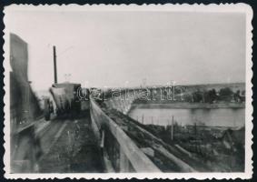 1941 Jövünk vissza a dnyipropetrovszki hadi hídon, hátoldalon feliratozott fotó, 6×8,5 cm