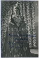Páka Jolán (190-2005) opera-énekesnő aláírása az őt ábrázoló fotón