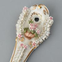 Kanál alakú falidísz, kézzel festett porcelán, apró lepattanásokkal. Jelzett: Capodimonte made in It...