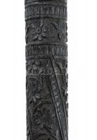 Csont nyelű sétapálca
Dúsan faragott ébenfa, fém és csont. Fogóján oroszlánfej, szájában gazellával...