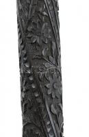 Csont nyelű sétapálca
Dúsan faragott ébenfa, fém és csont. Fogóján oroszlánfej, szájában gazellával...