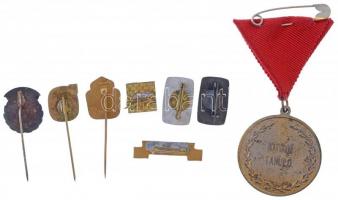 Vegyes 8db-os szocialista jelvény tétel, közte 2db Úttörő jelvény valamint "Kitűnő tanuló"...