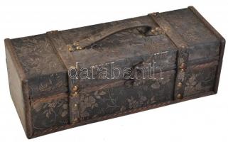 Italtartó fa doboz hordozható, szövet borítással és füllel, réz szegecsekkel, fa testtel. 35 cm