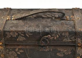 Italtartó fa doboz hordozható, szövet borítással és füllel, réz szegecsekkel, fa testtel. 35 cm