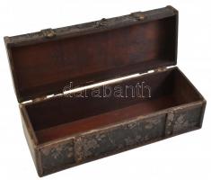 Italtartó fa doboz hordozható, szövet borítással és füllel, réz szegecsekkel, fa testtel. 35 cm