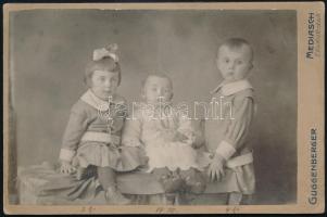 cca 1900 Három gyermek, keményhátú fotó Guggenberger medgyesi műterméből, hátoldal foltos, 10,5×16,5 cm