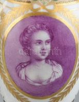 Alt Wien urna váza pár. XIX. sz. Bécs, historizáló stílus. Kézzel festett, jelzett, egyik javított, ...