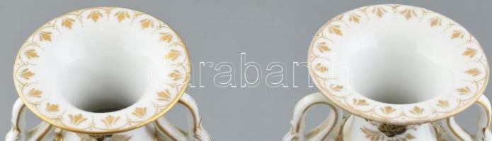 Alt Wien urna váza pár. XIX. sz. Bécs, historizáló stílus. Kézzel festett, jelzett, egyik javított, ...