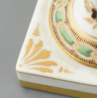 Alt Wien urna váza pár. XIX. sz. Bécs, historizáló stílus. Kézzel festett, jelzett, egyik javított, ...