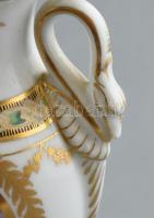 Alt Wien urna váza pár. XIX. sz. Bécs, historizáló stílus. Kézzel festett, jelzett, egyik javított, ...