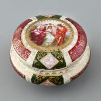 Alt Wien antik jelenetes porcelán bonbonier. Részben kézzel festett, jelzett, kopásnyomokkal, d: 10,5 cm