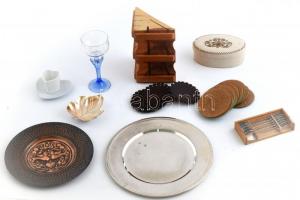 Vegyes bolha tétel: bőr italalátétek, késtartó, kisebb porcelánok, üveg pohár