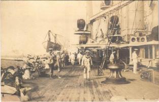 Deck Mittschiff / WWI Austro-Hungarian Navy, K.u.K. Kriegsmarine, mariners on board. Phot. Alois Beer. Verlag F. W. Schrinner, Pola 1917. (r)