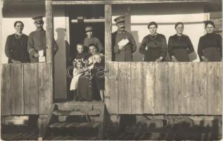 Radauti, Radóc, Radautz (Bukovina, Bukowina); német katonák hölgyekkel / WWI group of German soldiers with ladies. photo