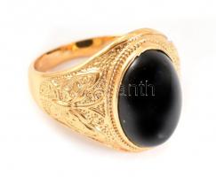 Aranyozott fém gyűrű ovális fekete kővel, Xuping jelzésel, műanyag dobozban