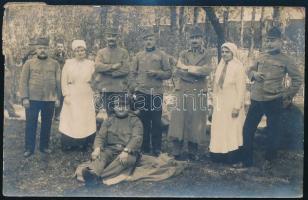 1917. május 1., I. világháborús katonák nővérekkel, vintage fotólap, sarkaiban kissé gyűrött, 9x14 cm