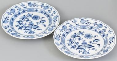 Meissen 2 db lapos tányér, porcelán, mázalatti kobaltkék hagymavirág mintával, jelzett: Royal kardos Meissen, hibátlan, d: 25 cm