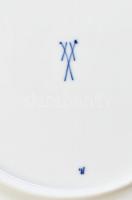 Meissen 2 db lapos tányér, porcelán, mázalatti kobaltkék hagymavirág mintával, jelzett: Royal kardos...