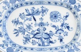 Meissen nagy sültes tál, porcelán, mázalatti kobaltkék hagymavirág mintával, jelzett: kardos Meissen...