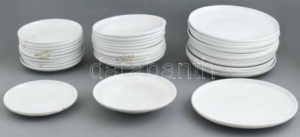 Rosenthal 12 személyes porcelán étkészlet. 1 kis tányér hiányzik. Össz 35 db. Fehér mázas, jelzett, hibátlan csak kis karcok, egy két darabon ragasztónyom.