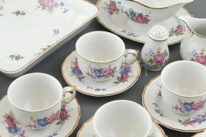 Hollóházi porcelán étkészlet, teás készlettel. Kézzel festett, matricás, jelzett, néhány apró lepatt...