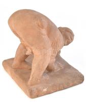 Medgyessy Ferenc (1881-1958): Súroló asszony 1960. Kézzel formált égetett agyag, jelzett m: 19 cm