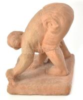Medgyessy Ferenc (1881-1958): Súroló asszony 1960. Kézzel formált égetett agyag, jelzett m: 19 cm