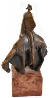 Olcsai Kiss Zoltán (1895-1981): Don Quijote. Patinázott bronz márvány talapzaton m: 21,5 cm Jelezve: OKZ Munkáin tanárának Uitz Bélának a szellemisége érezhető. Műveire zártság és letisztultság jellemző. Munkáit a mintázás expresszív módszere jellemzi, amely révén alkotásaiból szuggesztív erő árad.