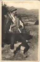1940 Kárpátaljai folklór, favágó / Podk. Rus. Drevorubec / Holzfäller / Transcarpathian folklore, lumberjack (fa)