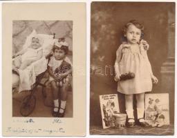2 db RÉGI fotó képeslap: gyerekek / 2 pre-1945 photo postcards: children