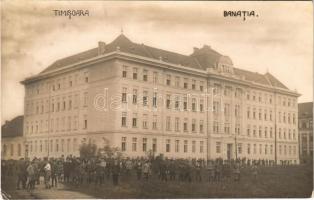 Temesvár, Timisoara; Banatia német gimnázium, gyerekek / German school, children. photo (EK)