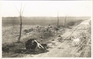 1919 Pozsony, Pressburg, Bratislava; Milan Rastislav Stefánik halálának helyszíne koszorúkkal a lezuhant repülőgép maradványaival / Miesto nestastia generála Stefanika / place of death of Milan Rastislav Stefánik and the remains of the aircraft, wreaths. photo