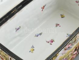 Doccia Ginori Capodimonte Porcelán Relief jelenetes díszdoboz. XX. sz. eleje. Kézzel festett. Jelzet...