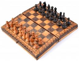 Régi utazó fa sakktábla, hiánytalan, sérüléssel, kopásnyomokkal, 17x17 cm